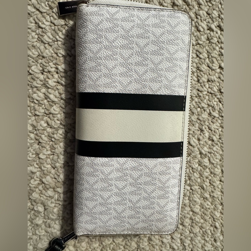 Michael Kors Large Logo Continental Wallet - Picture 5 of 5